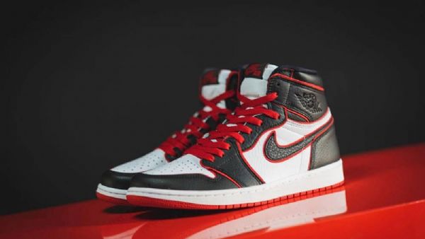 Nike Air Jordan 1 Bloodline Sko Til Damer Sort Hvid Rød