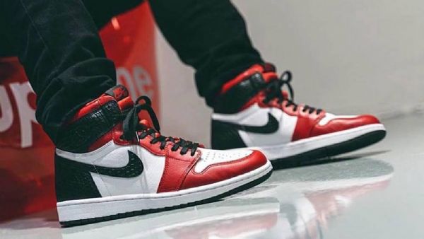 Nike Air Jordan 1 Høje Overdele Og Satin Snake Sko Til Damer Rød Sort Hvid
