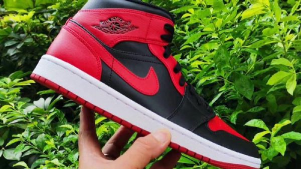 Nike Air Jordan 1 Mid Tops Brede Sko Til Damer Sort Rød
