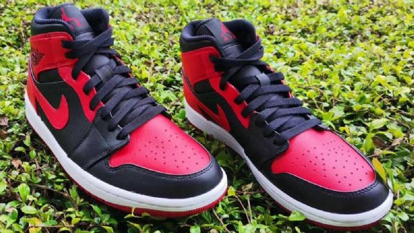 Nike Air Jordan 1 Mid Tops Brede Sko Til Damer Sort Rød