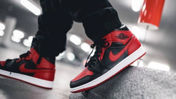 Nike Air Jordan 1 Mid Tops Brede Sko Til Mænd Sort Rød