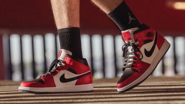 Nike Air Jordan 1 Mid Tops Chicago Toe Sko Til Mænd Sort Rød Hvid