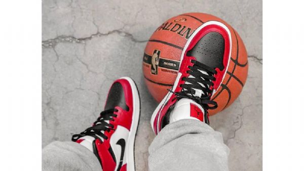 Nike Air Jordan 1 Mid Tops Chicago Toe Sko Til Mænd Sort Rød Hvid