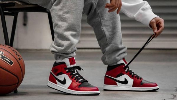 Nike Air Jordan 1 Mid Tops Chicago Toe Sko Til Mænd Sort Rød Hvid