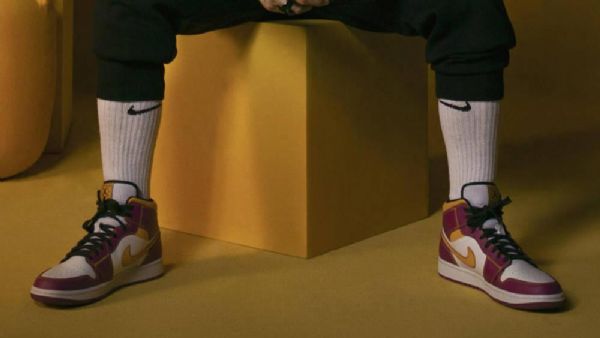 Nike Air Jordan 1 Mid Tops Dia De Muertos (day Of The Dead) Sko Til Mænd Lilla Hvid