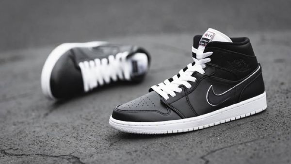 Nike Air Jordan 1 Mid Tops Måske Sko Til Mænd Sort