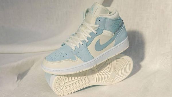 Nike Air Jordan 1 Mid Tops Se Sko Til Damer Lyseblå Hvid