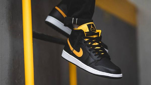 Nike Air Jordan 1 Mid Tops Se Sko Til Mænd Sort Guld
