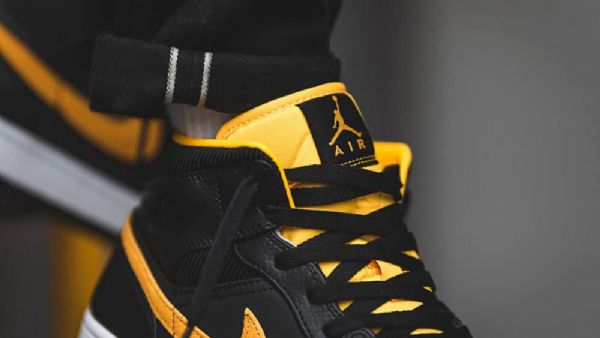 Nike Air Jordan 1 Mid Tops Se Sko Til Mænd Sort Guld