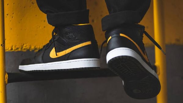 Nike Air Jordan 1 Mid Tops Se Sko Til Mænd Sort Guld