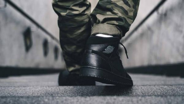 Nike Air Jordan 1 Mid Tops Sko Til Mænd Sort