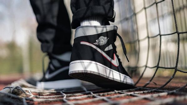 Nike Air Jordan 1 Mid Tops Sko Til Mænd Sort Grå Rød
