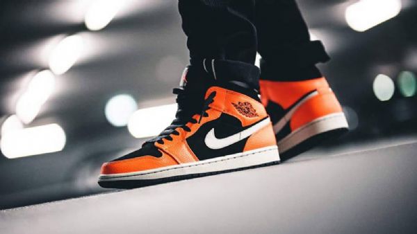 Nike Air Jordan 1 Mid Tops Sko Til Mænd Sort Orange