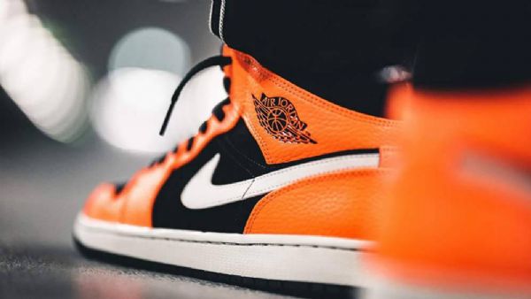 Nike Air Jordan 1 Mid Tops Sko Til Mænd Sort Orange