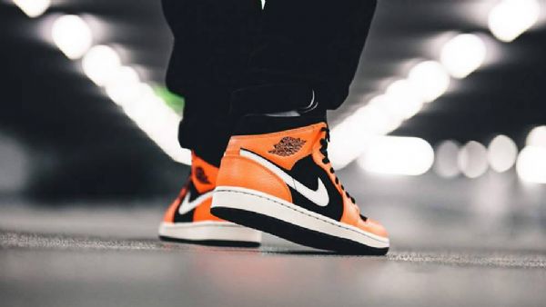 Nike Air Jordan 1 Mid Tops Sko Til Mænd Sort Orange