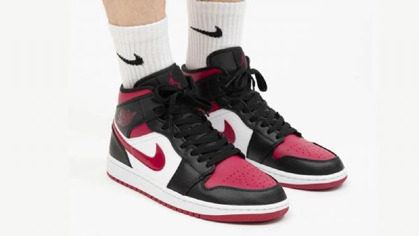 Nike Air Jordan 1 Mid Tops Wide Toe Sko Til Damer Sort Rød