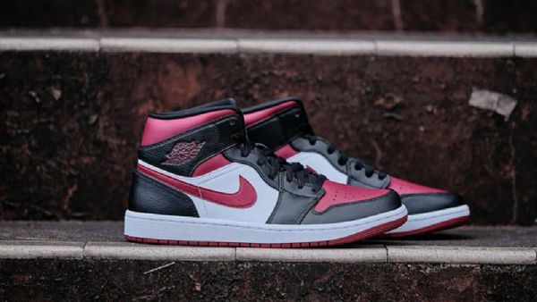 Nike Air Jordan 1 Mid Tops Wide Toe Sko Til Damer Sort Rød
