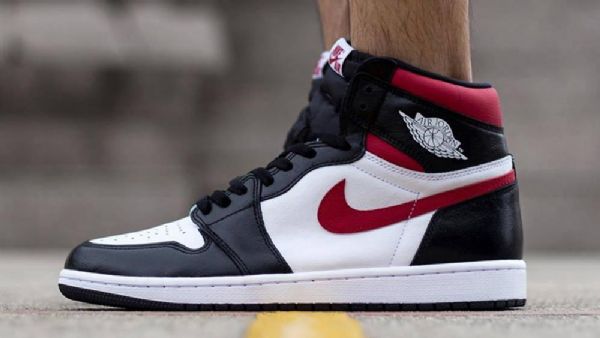 Nike Air Jordan 1 Retro High Tops Og Sko Til Mænd Sort Rød