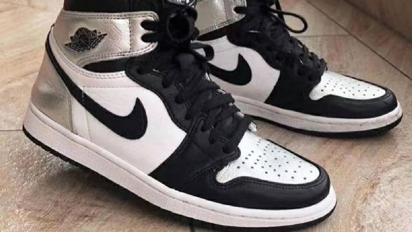 Nike Air Jordan 1 Retro High Tops Og Toe Sko Til Damer Sort Sølv
