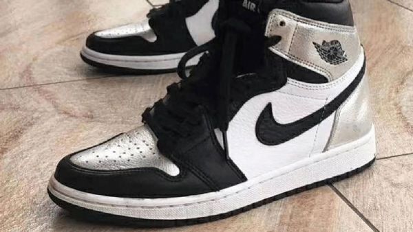 Nike Air Jordan 1 Retro High Tops Og Toe Sko Til Damer Sort Sølv