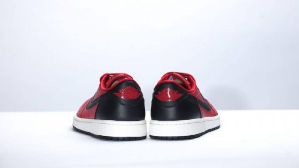 Nike Air Jordan 1 Retro Low Tops Og Sko Til Mænd Rød Sort