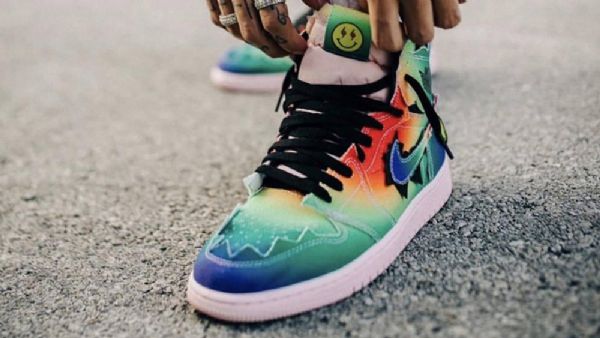 Nike J Balvin Jordan 1 High Tops Og Sko Til Mænd Flerfarvet